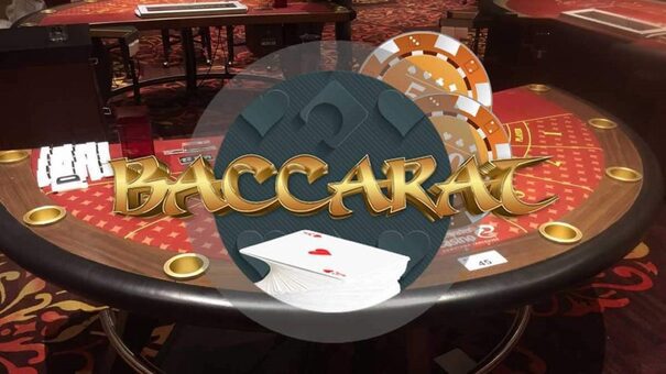 Parehong Mini Baccarat at Midsize Baccarat ay nilalaro sa mga mesa na ibinigay ng mga dealers ng casino, tulad ng blackjack.