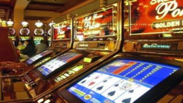 Common mistakes people make when playing slot machines in online casinos
