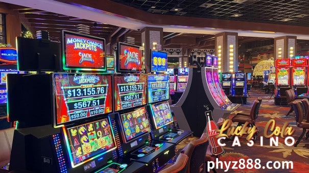 Ang mga slot machine ay isa sa pinakasikat na laro sa parehong brick-and-mortar at online na mga casino.